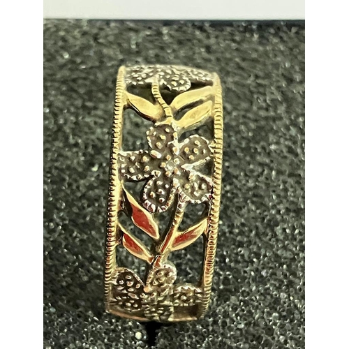 595 - Interesting and unusual 9 carat GOLD RING, Having cut out GOLD and DIAMOND  flowers set to top. Full... 