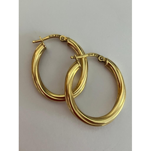 637 - 9 carat YELLOW GOLD HOOP EARRINGS in  Classic textured design. 1.40 grams. 2.5 x 2.0 cm.