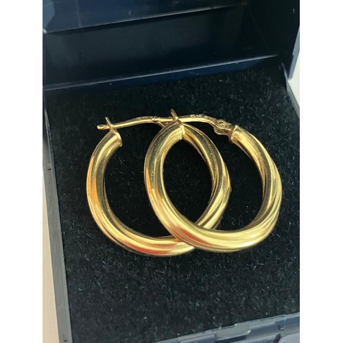 637 - 9 carat YELLOW GOLD HOOP EARRINGS in  Classic textured design. 1.40 grams. 2.5 x 2.0 cm.