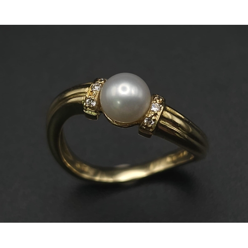 500 - AN 18K GOLD DESIGNER RING WITH CENTRAL PEARL FLANKED BY WHITE AND CHAMPAGNE DIAMONDS .  4.8gms   siz... 