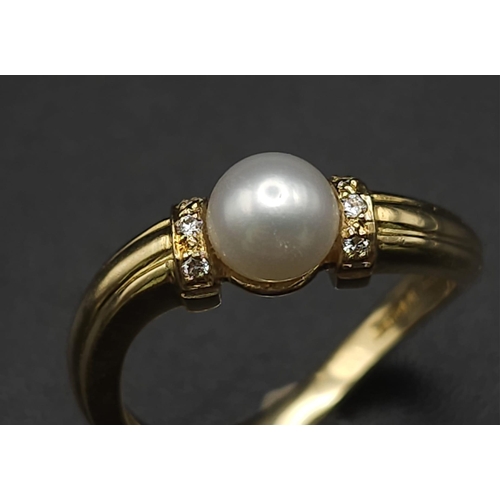 500 - AN 18K GOLD DESIGNER RING WITH CENTRAL PEARL FLANKED BY WHITE AND CHAMPAGNE DIAMONDS .  4.8gms   siz... 