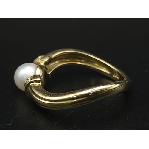 500 - AN 18K GOLD DESIGNER RING WITH CENTRAL PEARL FLANKED BY WHITE AND CHAMPAGNE DIAMONDS .  4.8gms   siz... 