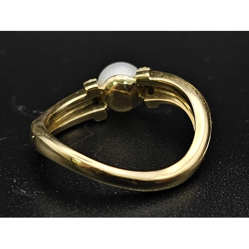 500 - AN 18K GOLD DESIGNER RING WITH CENTRAL PEARL FLANKED BY WHITE AND CHAMPAGNE DIAMONDS .  4.8gms   siz... 