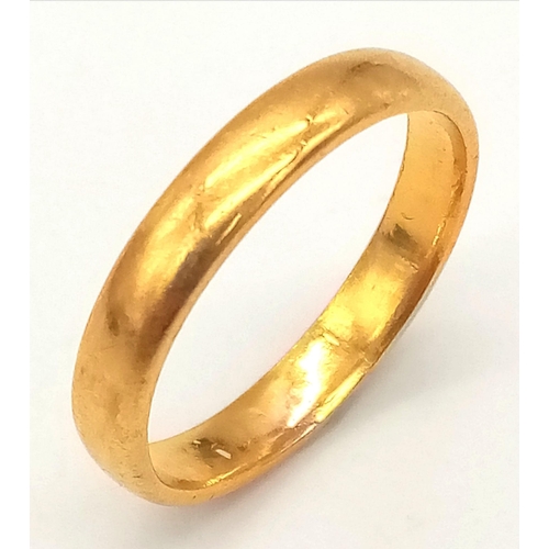 692 - A 22K GOLD BAND RING .   3.99gms   size O