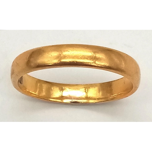 692 - A 22K GOLD BAND RING .   3.99gms   size O