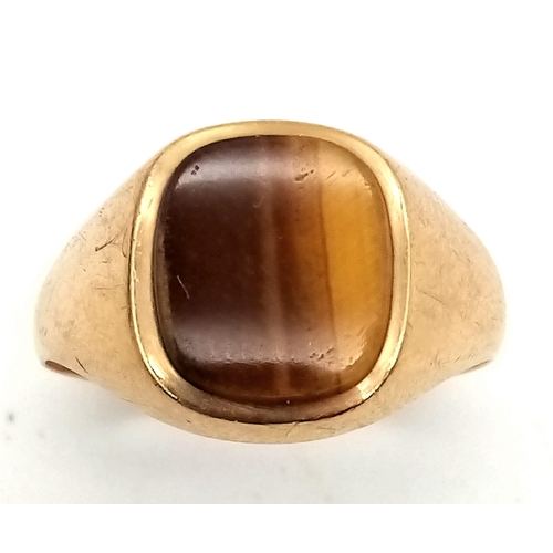 788 - A GENTS SIGNET RING WITH TIGERS EYE STONE.   3.6gms   size V