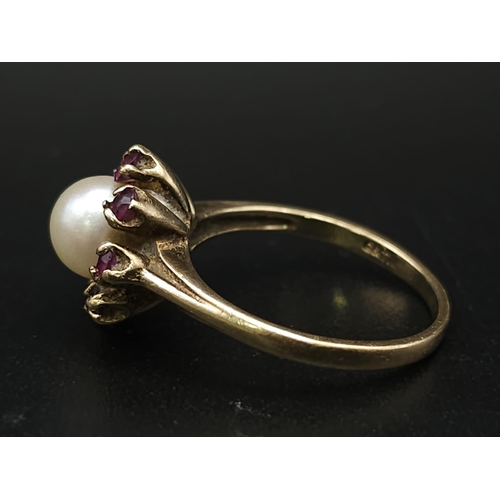 171 - A Vintage 9K Yellow Gold Pearl and Garnet Ring. Central pearl with a halo of garnets. Size K. 2.95g ... 