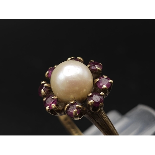 171 - A Vintage 9K Yellow Gold Pearl and Garnet Ring. Central pearl with a halo of garnets. Size K. 2.95g ... 