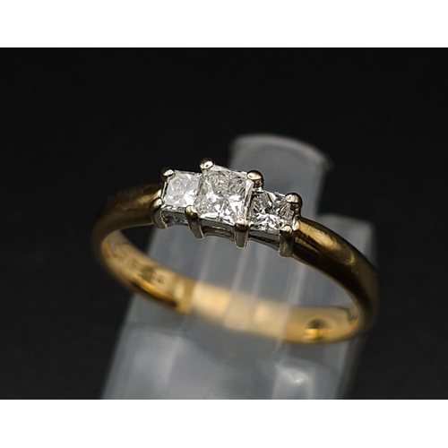 271 - 18K YELLOW GOLD DIAMOND TRILOGY RING PRINCESS CUTS 0.40CT 

WEIGHT: 2.8G 
SIZE M