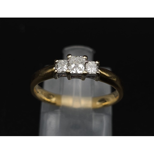 271 - 18K YELLOW GOLD DIAMOND TRILOGY RING PRINCESS CUTS 0.40CT 

WEIGHT: 2.8G 
SIZE M