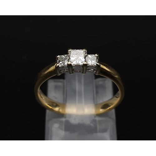 271 - 18K YELLOW GOLD DIAMOND TRILOGY RING PRINCESS CUTS 0.40CT 

WEIGHT: 2.8G 
SIZE M