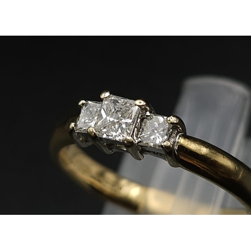 271 - 18K YELLOW GOLD DIAMOND TRILOGY RING PRINCESS CUTS 0.40CT 

WEIGHT: 2.8G 
SIZE M