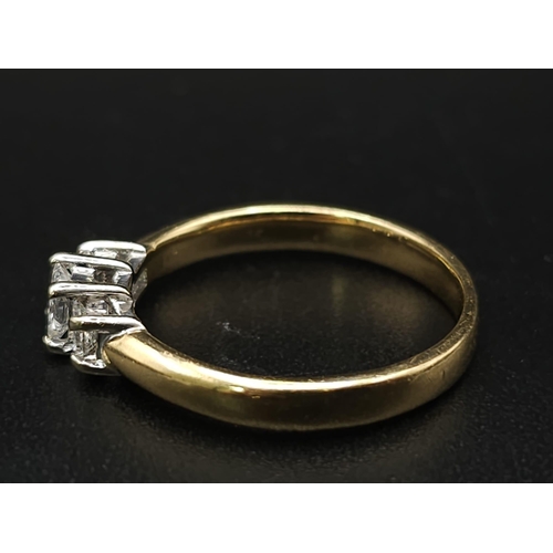 271 - 18K YELLOW GOLD DIAMOND TRILOGY RING PRINCESS CUTS 0.40CT 

WEIGHT: 2.8G 
SIZE M