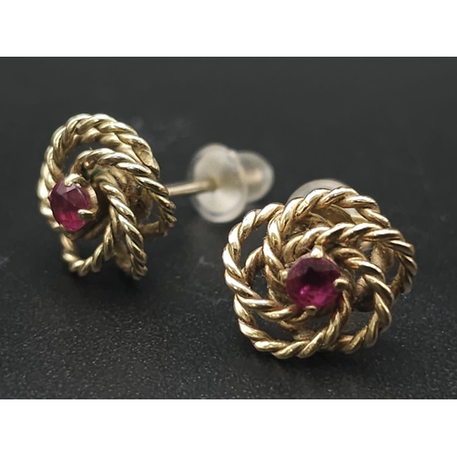 388 - 9K YELLOW GOLD RED STONE BELIEVED TO BE RUBY STUD EARRINGS 

WEIGHT: 2.5G