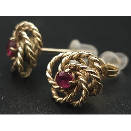 388 - 9K YELLOW GOLD RED STONE BELIEVED TO BE RUBY STUD EARRINGS 

WEIGHT: 2.5G