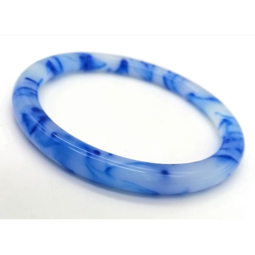 747 - A Thin Blue and White Chinese Swirl Jade Bangle. 6cm inner diameter. 8mm width