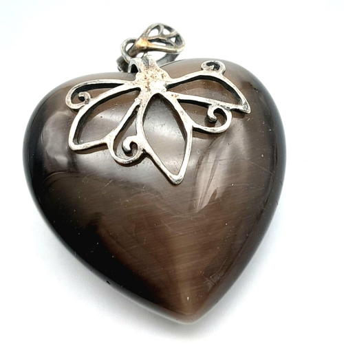 909 - A SILVER BROWN HEART SHAPED STONE PENDANT WITH MARQUISITE BUTTERFLY DESIGN SETTING TO FRONT, WEIGHT ... 