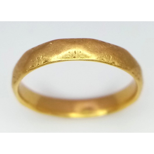 989 - A VINTAGE 22K GOLD BAND RING  .  2.9gms   size K