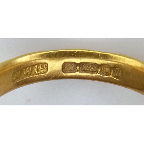 989 - A VINTAGE 22K GOLD BAND RING  .  2.9gms   size K