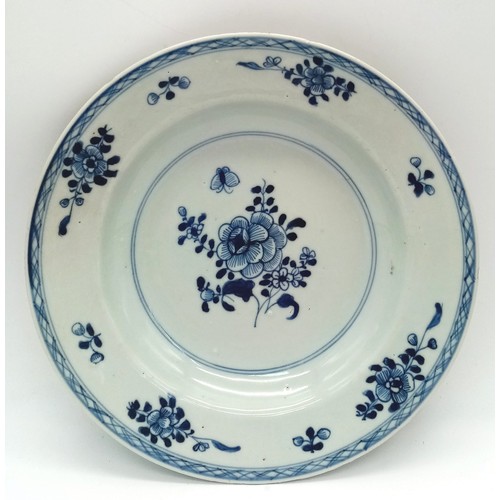 123 - An Early 19th Century Blue and White Chinese Ceramic Plate. 
24cm diameter. Please see photos for co... 