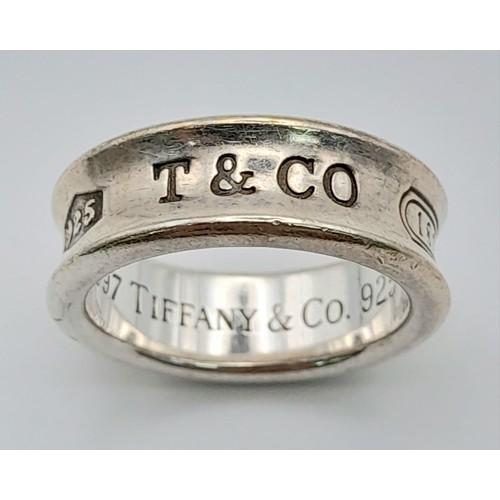 282 - A Tiffany and Co. Silver Ring. Size L/M. Original Tiffany packaging.