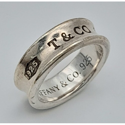 282 - A Tiffany and Co. Silver Ring. Size L/M. Original Tiffany packaging.