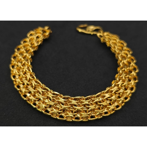 759 - An Intricately Linked 18K Rich Yellow Gold Bracelet. 17cm.
20.5g.