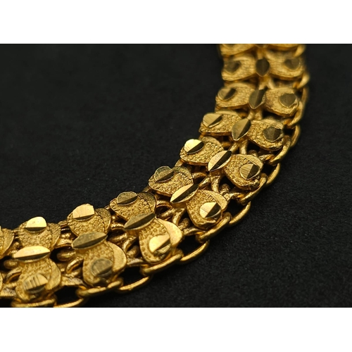 759 - An Intricately Linked 18K Rich Yellow Gold Bracelet. 17cm.
20.5g.