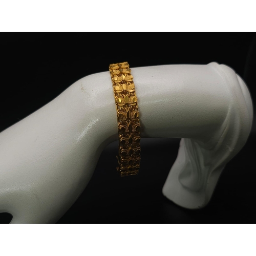 759 - An Intricately Linked 18K Rich Yellow Gold Bracelet. 17cm.
20.5g.