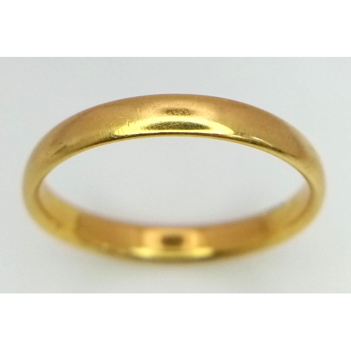 761 - A 22K GOLD BAND RING .   5gms   size X