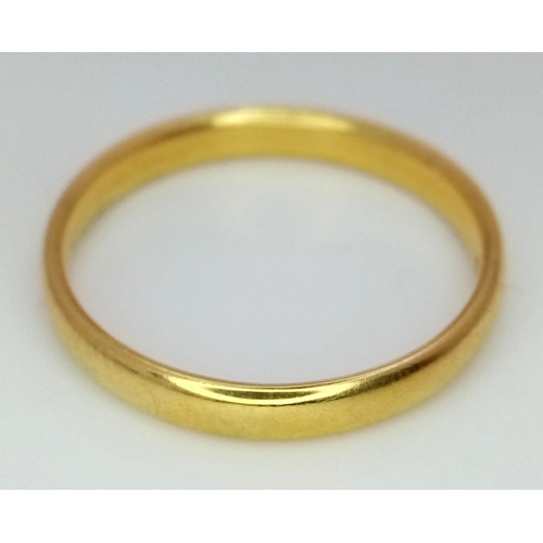 761 - A 22K GOLD BAND RING .   5gms   size X