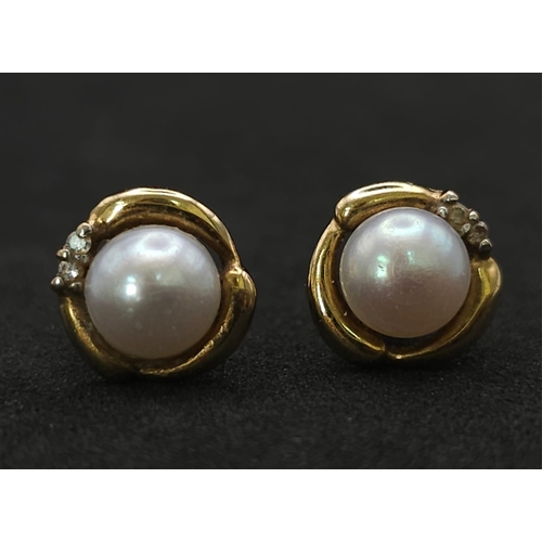 856 - 9K YELLOW GOLD PEARL SET STUD EARRINGS

WEIGHT: 2.3G