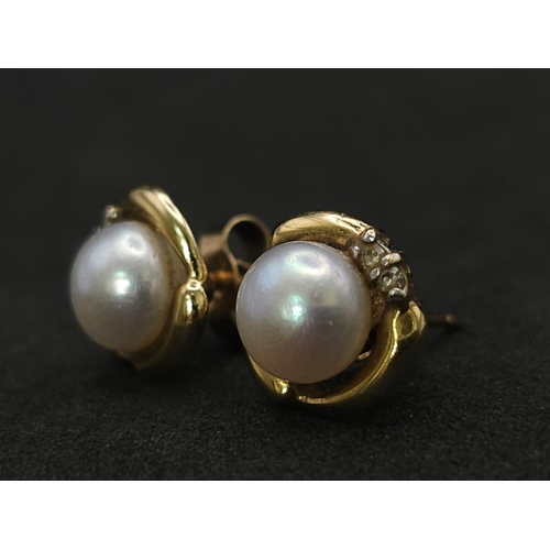 856 - 9K YELLOW GOLD PEARL SET STUD EARRINGS

WEIGHT: 2.3G