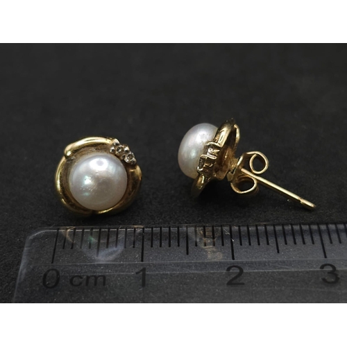 856 - 9K YELLOW GOLD PEARL SET STUD EARRINGS

WEIGHT: 2.3G