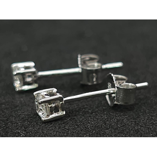 582 - A Pair of 18K White Gold Diamond Stud Earrings. 0.2ctw. As new. 0.51g total weight.