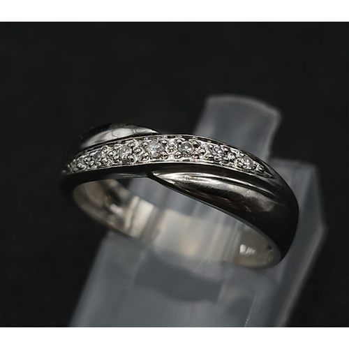 597 - 9K WHITE GOLD DIAMOND TWIST BAND RING 

WEIGHT: 2.4G 
SIZE K