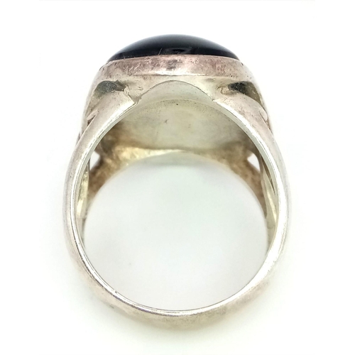 728 - STERLING SILVER ONYX SET RING 

WEIGHT: 18.2G 
SIZE T