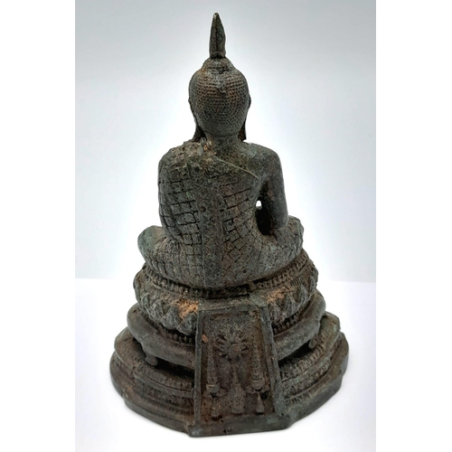 591 - A very early, antique Bronze Buddha.

In very good condition, stands 13cm tall.

423 grams in weight... 