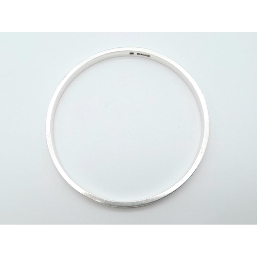 905 - A SOLID SILVER BANGLE . 23.4gms    6.5cmd DIAMETER