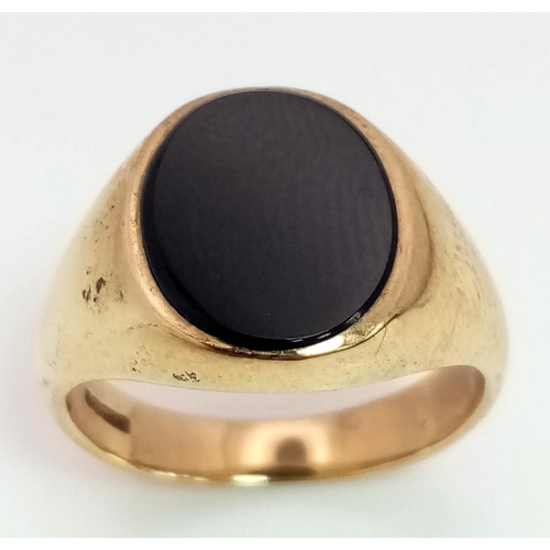 722 - A 9K Yellow Gold Onyx Signet Ring. Size N. 6.05g total weight.