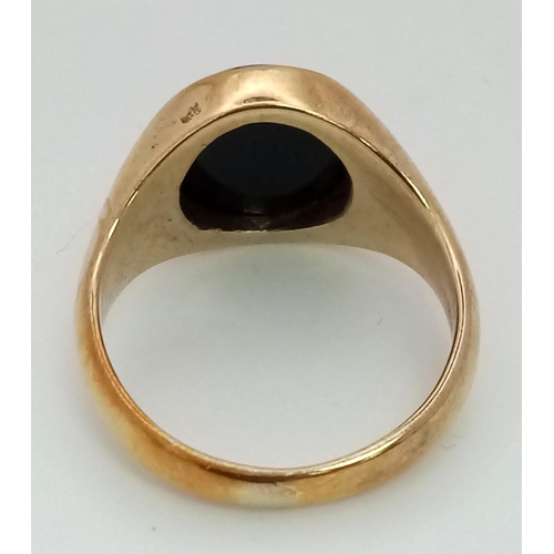 722 - A 9K Yellow Gold Onyx Signet Ring. Size N. 6.05g total weight.