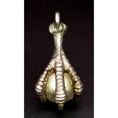 1006 - STERLING SILVER STONE SET CHARM/PENDANT IMMITATING A DRAGON CLAW HOLDING A PEARL BALL, WEIGHT 2.4G