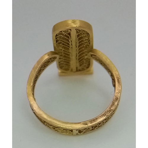 134 - An 18 K yellow gold filigree ring with a three dimensional cartouche of Cleopatra, the most beautifu... 