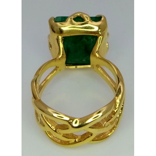 239 - A ring with the WOW factor, a silver and gold filled ring with a fabulous emerald cut emerald (16 x ... 