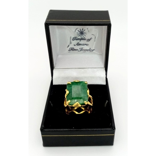 239 - A ring with the WOW factor, a silver and gold filled ring with a fabulous emerald cut emerald (16 x ... 