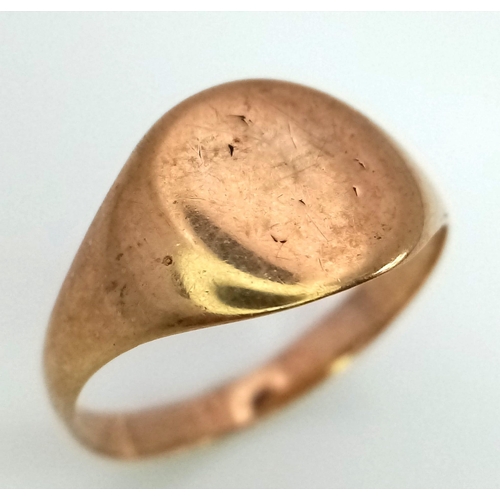 589 - A Vintage 9K Yellow Gold Signet Ring. Size M/N. 2.05g weight.