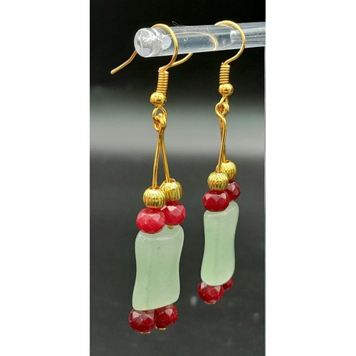 293 - A very elegant and sophisticated bracelet with polished light green jade alternating with red facete... 