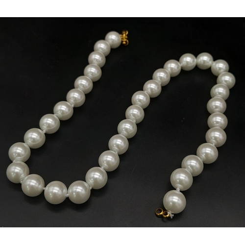 801 - A Bright White South Sea Pearl Shell Large Bead Necklace. Gilded clasp. 12mm beads. 44cm necklace le... 