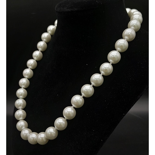 801 - A Bright White South Sea Pearl Shell Large Bead Necklace. Gilded clasp. 12mm beads. 44cm necklace le... 