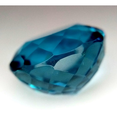 426 - A Beautiful 37ct Round Cut Faceted Aqua Marine Gemstone. Trillion faceted cut base. No visible marks... 